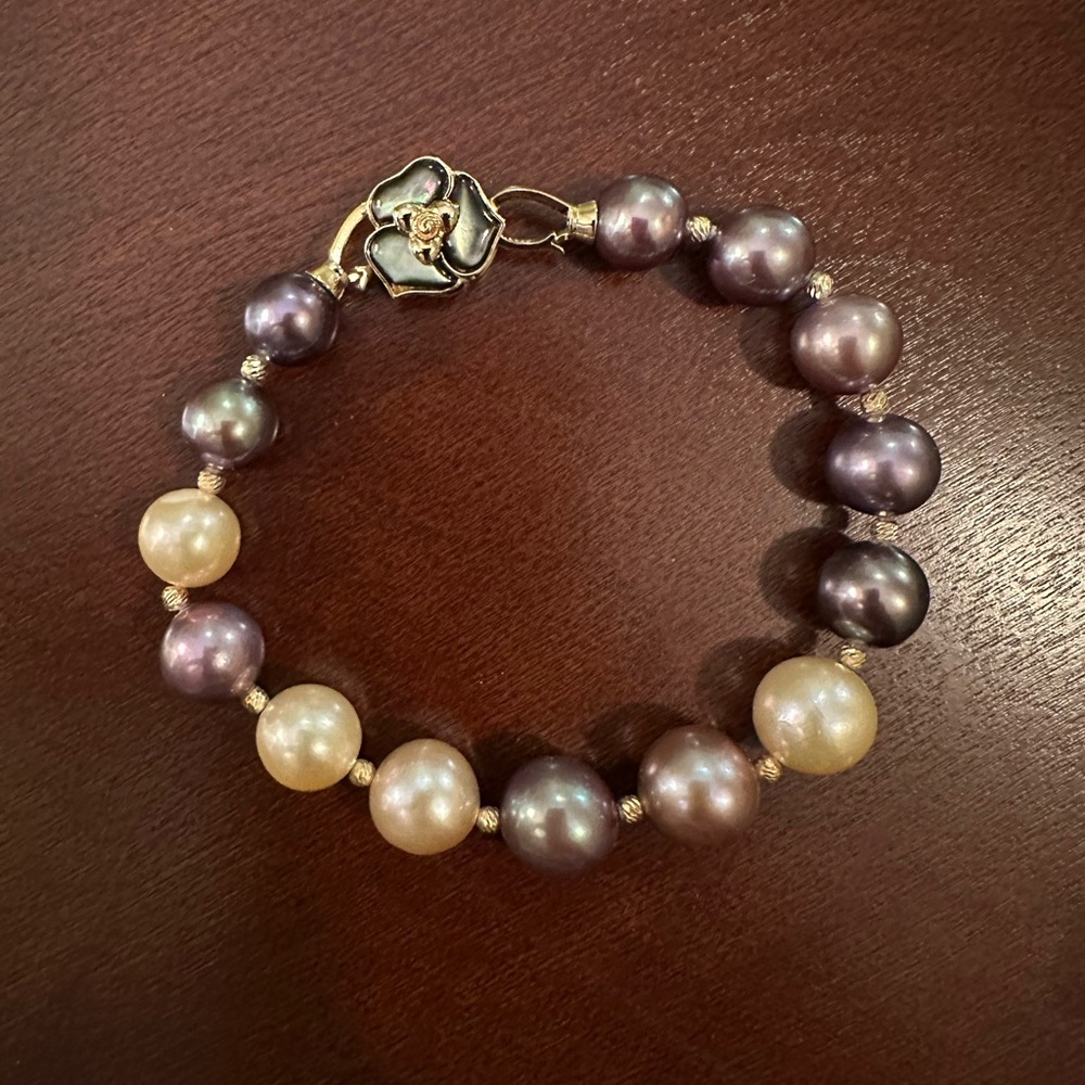 Elegant Pearl Bracelet with Floral Clasp